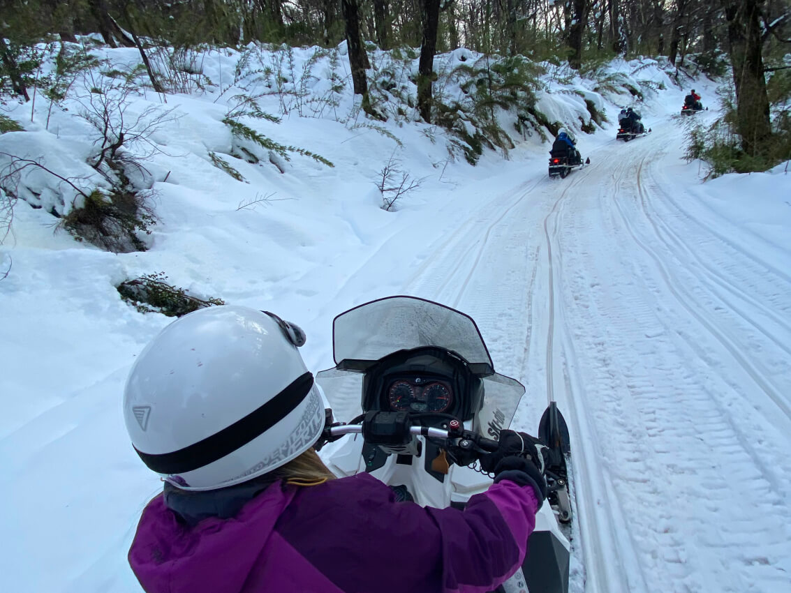 La cueva diurna 1 (1) Travesía Diurna La Cueva: Moto de Nieve y Cuatriciclos en Bariloche sin Traslado - Imagen 1