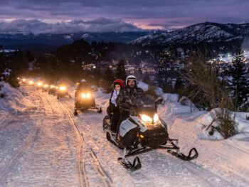 Aventura Nocturna en Cerro Catedral: Nieve, Moto de Nieve y Cena de Montaña Inolvidable
