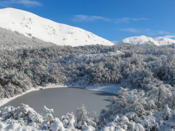 Caminata a la Laguna Congelada Neumeyer: aventura en la nieve y paisajes invernales únicos